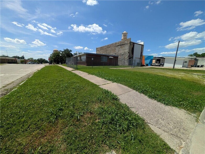 More Photos Of 910 New York St, Humboldt Freestanding For Sale