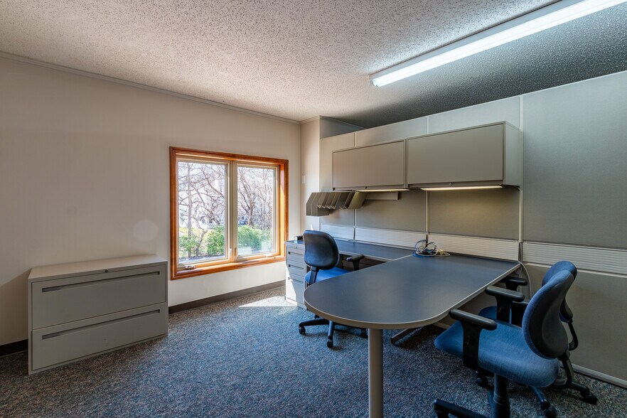 More Photos Of 2500 W 31st St, Lawrence Office For Sale