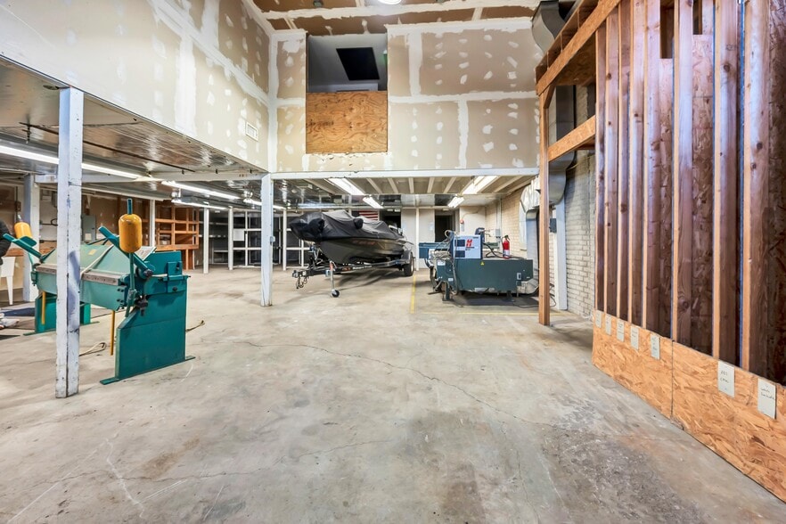 More Photos Of 50 S End Plz, New Milford Light Distribution For Sale