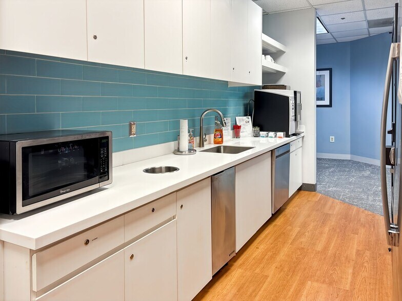 More Photos Of 7400 Beaufont Springs Dr, Richmond Coworking Space