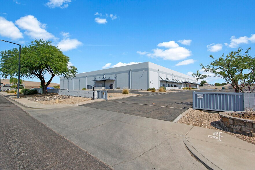 More Photos Of 10950 W Northview Ave, Glendale Manufacturing For Sale