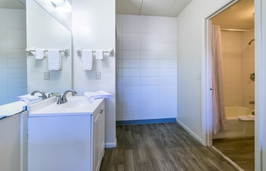 More Photos Of 1500 Airport Rd, Jacksonville Hotel For Sale