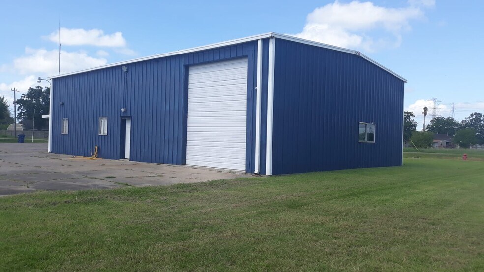More Photos Of 2008 Jones Rd, Freeport Warehouse For Lease
