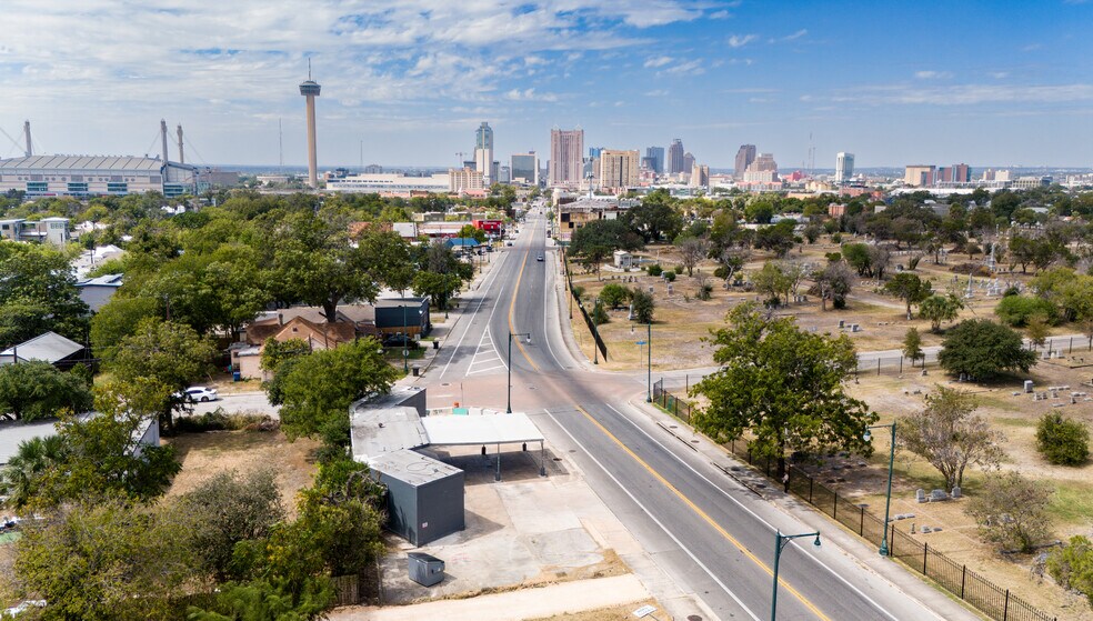More Photos Of 1802 E Commerce St, San Antonio Auto Repair For Lease