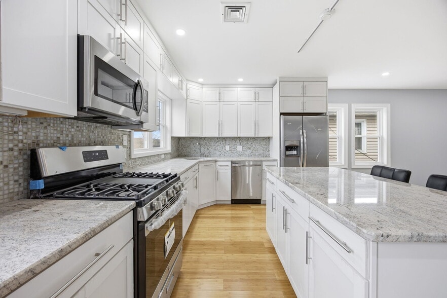 More Photos Of 96 Coale Ave, Staten Island Multifamily For Sale