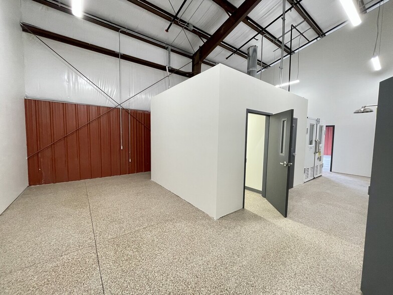 More Photos Of 10 Poppy House, Rio Vista Manufacturing For Lease