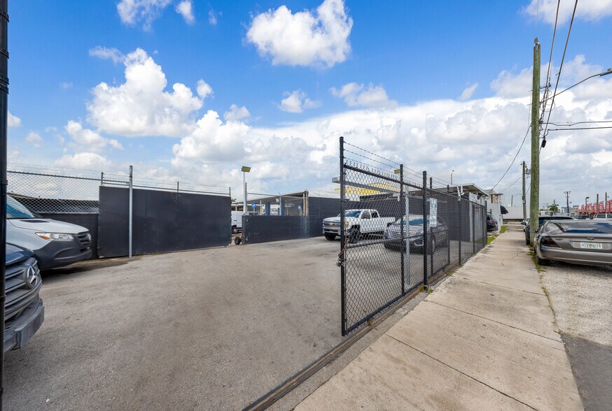 More Photos Of 3700 NW 27th Ave, Miami Service For Lease