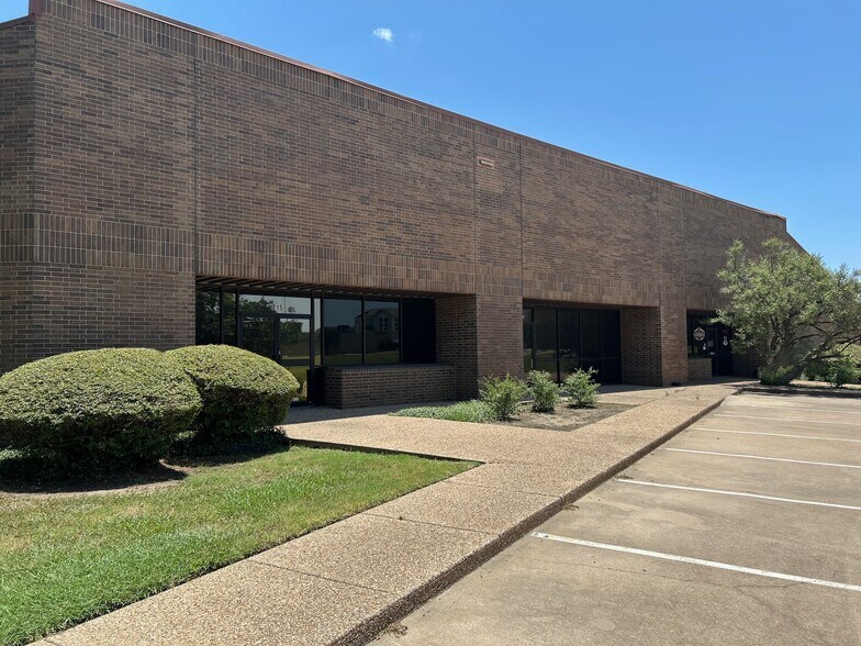 More Photos Of 817 Greenview Dr, Grand Prairie Showroom For Lease