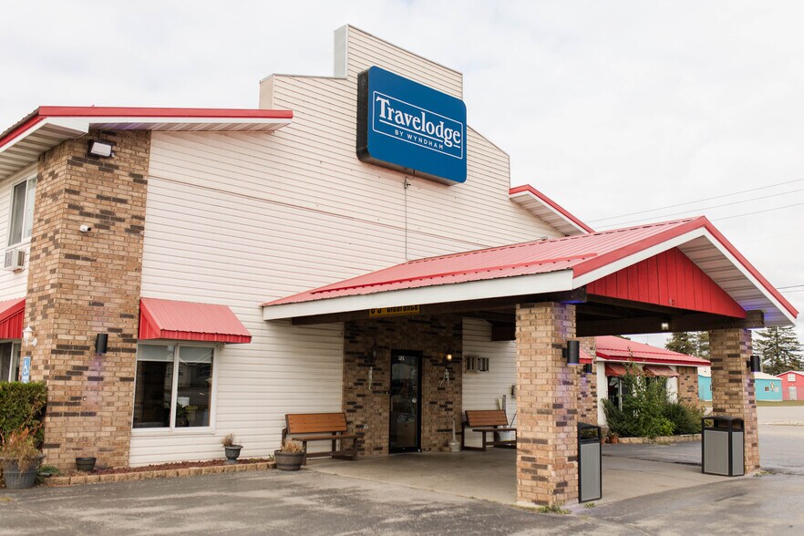 More Photos Of 921 N Lincoln Rd, Escanaba Hotel For Sale