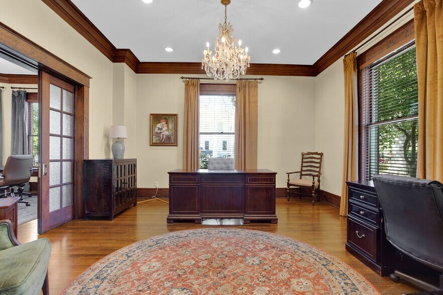More Photos Of 313 E Charnwood St, Tyler Office For Lease