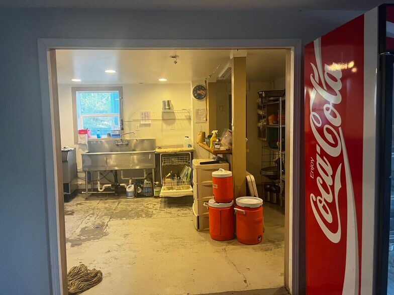 More Photos Of 206 Elrod Ave, Maupin Storefront Retail Residential For Lease