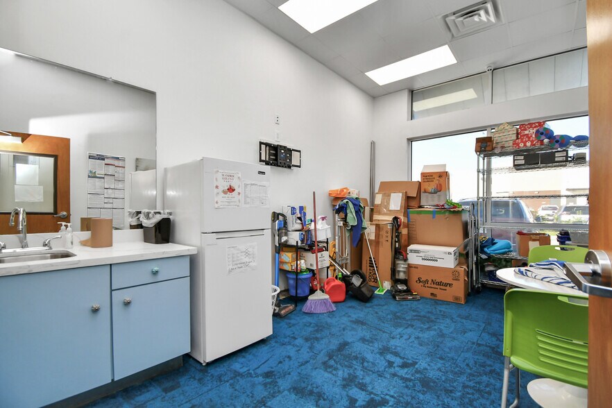 More Photos Of 10423 N Sam Houston Pky E, Humble Sports And Entertainment For Sale