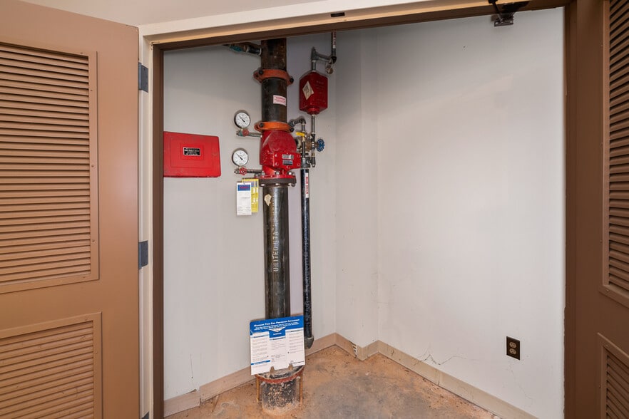 More Photos Of 205 Model Farm Rd, High Point Warehouse For Lease