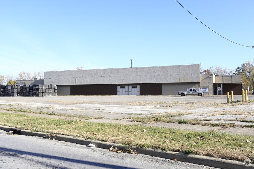 More Photos Of 2001 Elyria Ave, Lorain Warehouse For Lease