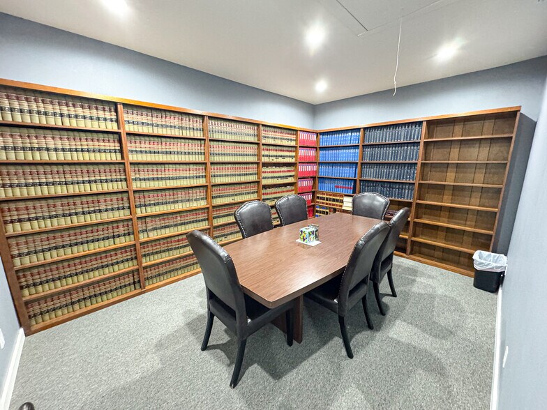 More Photos Of 119 E 2nd St, Hallettsville Office For Lease