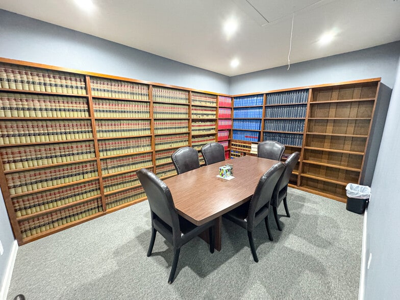 More Photos Of 119 E 2nd St, Hallettsville Office For Lease