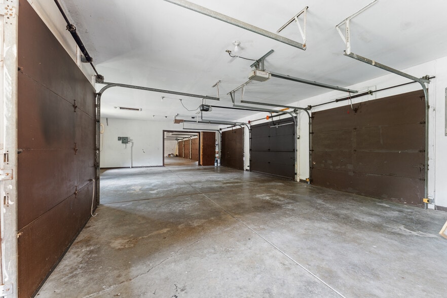 More Photos Of 550 Warner rd, Vienna Specialty For Sale