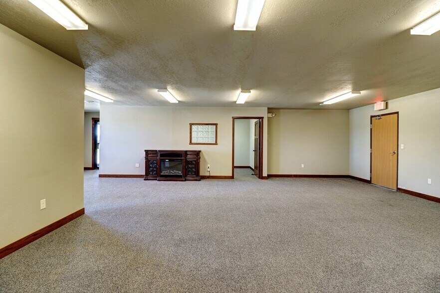 More Photos Of 5402 53rd Ave S, Fargo Auto Repair For Lease