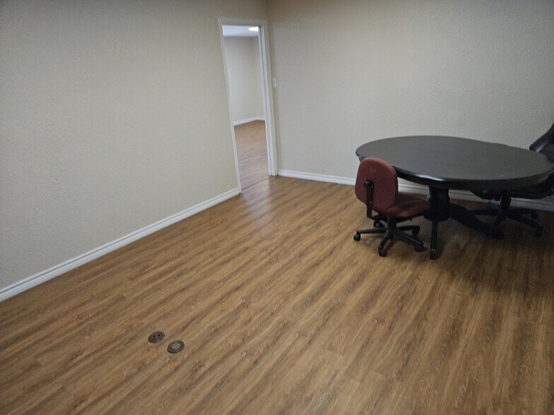 More Photos Of 810 E Main Ave, Robstown Office For Sale