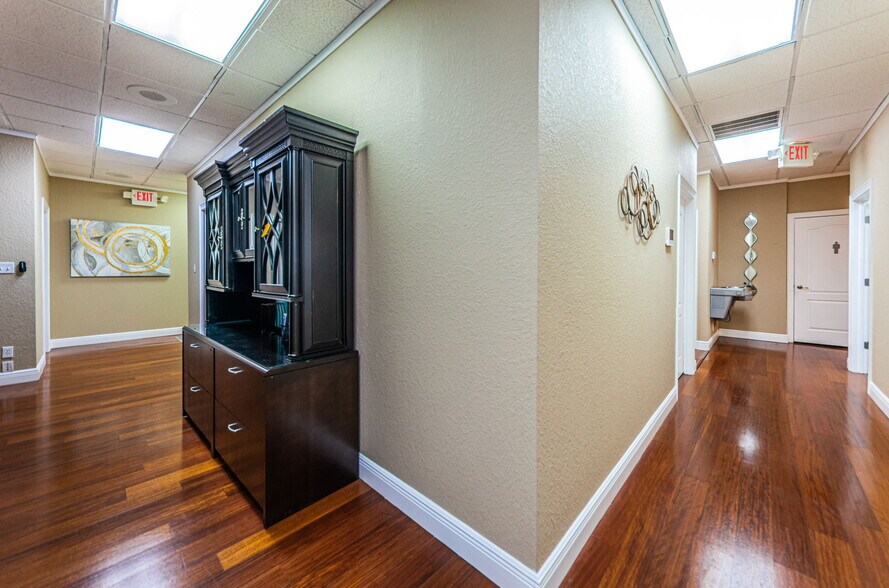 More Photos Of 3023 Eastland Blvd, Clearwater Office For Sale