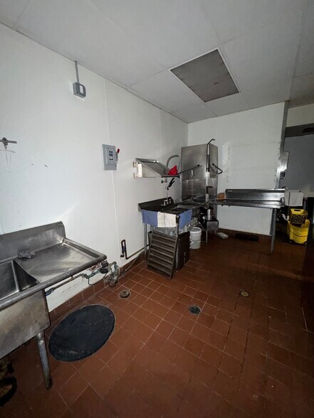 More Photos Of 215 W North Ave, Chicago Restaurant For Lease