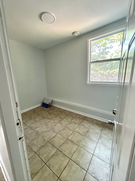 More Photos Of 3021 Walkup Ave, Monroe Flex For Lease