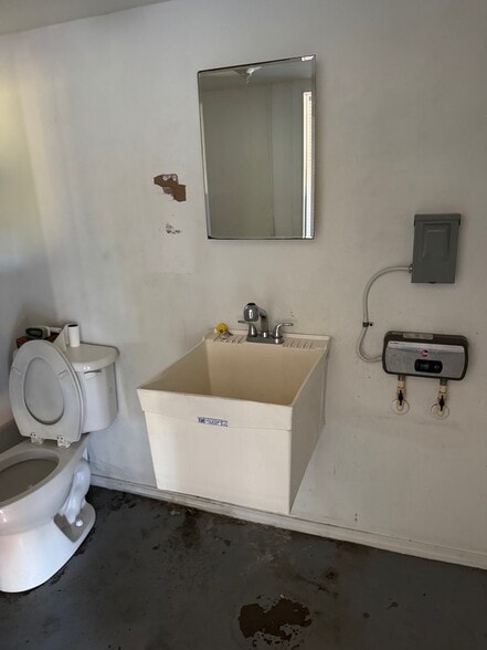 More Photos Of 1002 SE 9th St, Cape Coral Service For Lease