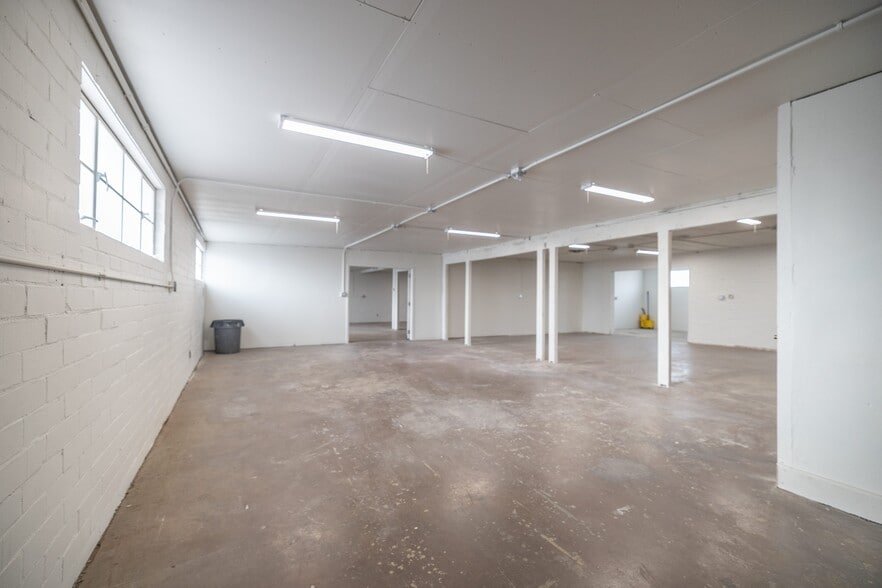 More Photos Of 2423 W Campbell Ave, Phoenix Warehouse For Sale