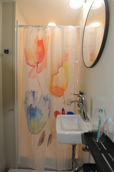 More Photos Of 1502 NW 52nd St, Seattle Office Residential For Sale