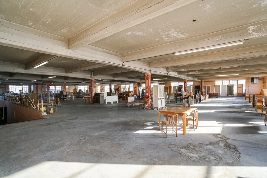 More Photos Of 900 Broadway St, San Antonio General Retail For Lease
