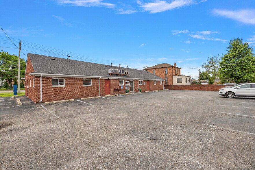 More Photos Of 12415 E 12 Mile Rd, Warren Medical For Lease