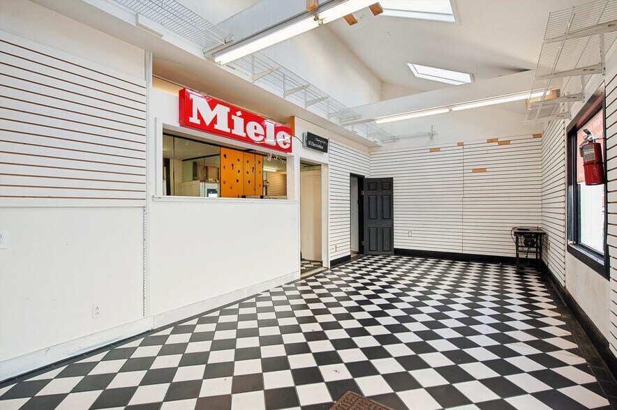 More Photos Of 67 Jobs Ln, Southampton Storefront For Lease