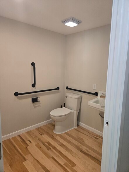 More Photos Of 88 Nashua Rd, Londonderry Office For Lease