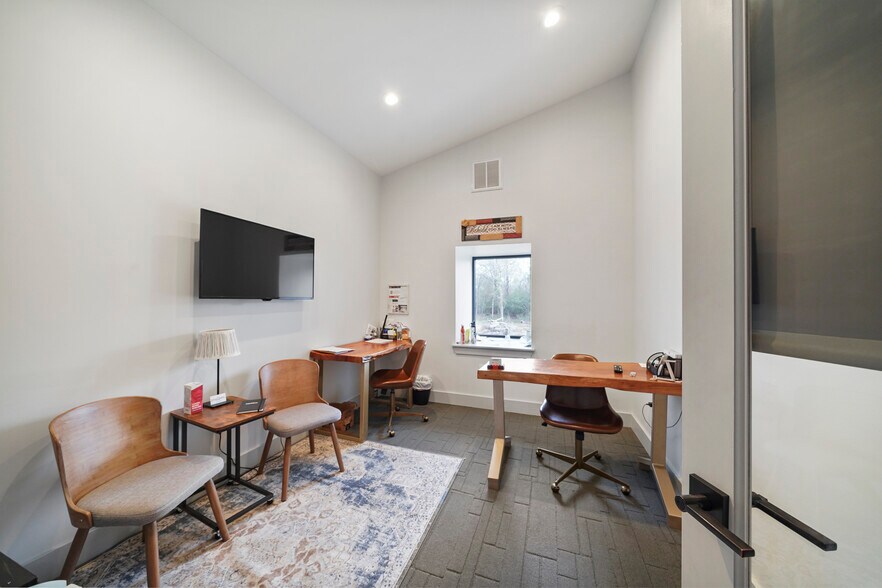 More Photos Of 12726 Moon Rd, Willis Loft Creative Space For Sale