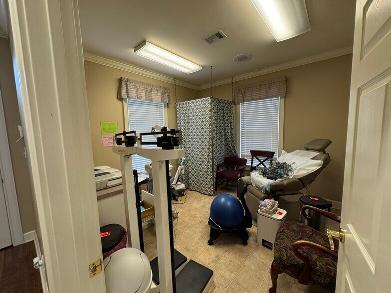 More Photos Of 1001 Fernwood Dr, Milledgeville Medical For Sale