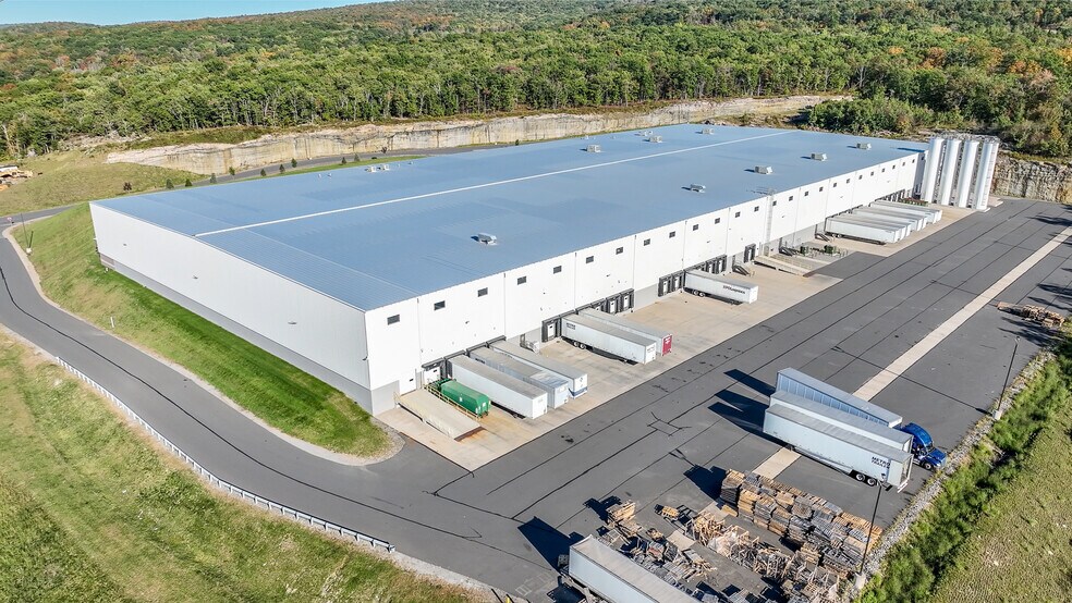 More Photos Of 130-150 Independence Dr, Pittston Township Warehouse For Lease