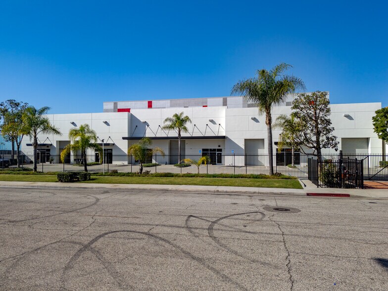 More Photos Of 15939 Illinois Ave, Paramount Distribution For Sale