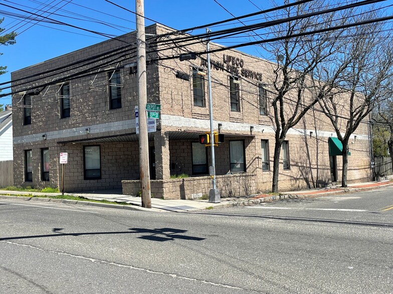 More Photos Of 194 Depot Rd, Huntington Station Light Distribution For Sale