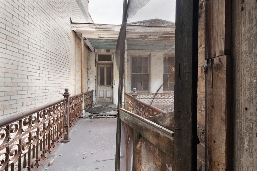 More Photos Of 111-113 N Flores St, San Antonio Storefront Retail Residential For Sale