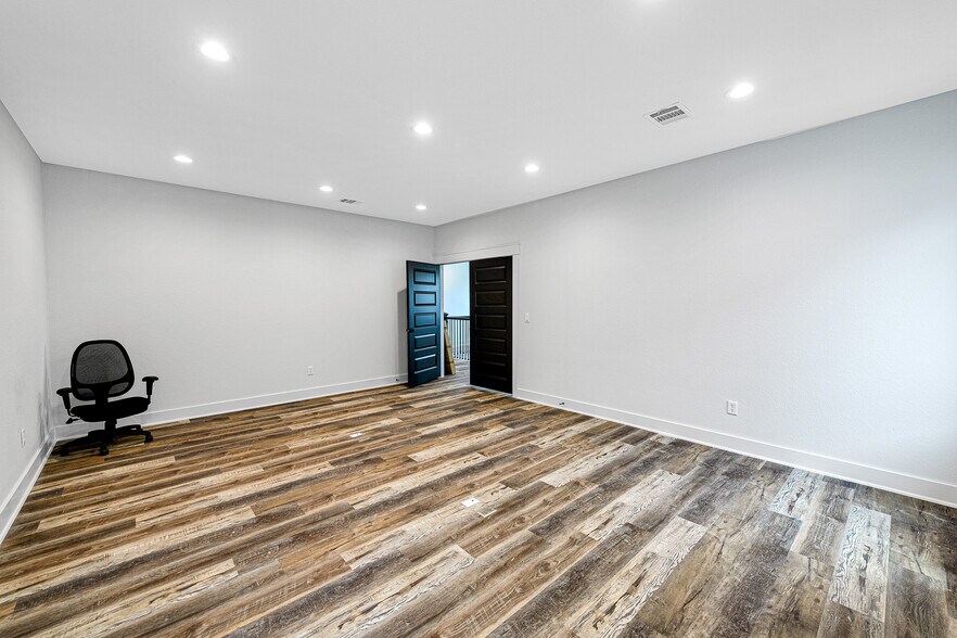 More Photos Of 225 Bella Katy Dr, Katy Medical For Sale