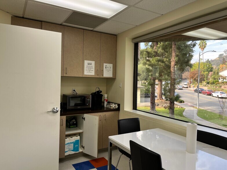 More Photos Of 1577 E Chevy Chase Dr, Glendale Medical For Lease