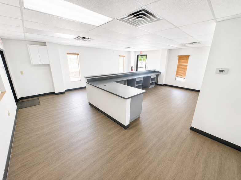 More Photos Of 2702 Drane Field Rd, Lakeland Warehouse For Lease