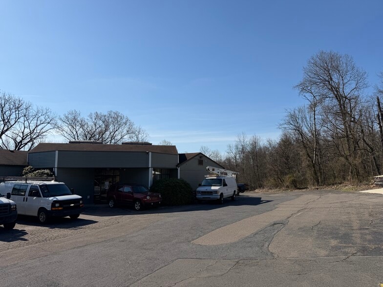 More Photos Of 104 Woodward Hill Rd, Edwardsville Office For Sale