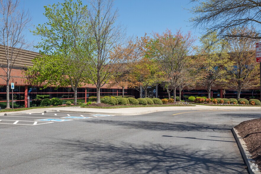 More Photos Of 4851 Lake Brook Dr, Glen Allen Office For Lease