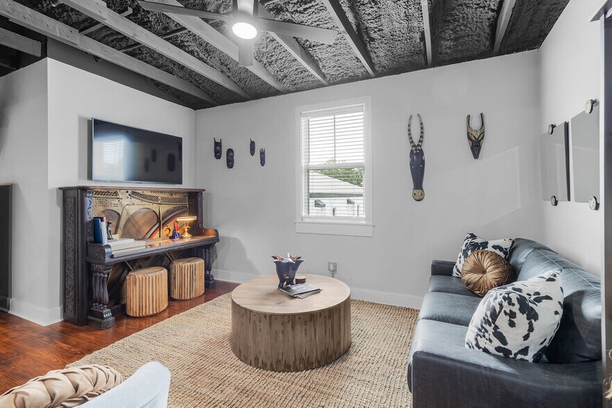 More Photos Of 156 Camellia St, Biloxi General Retail For Sale
