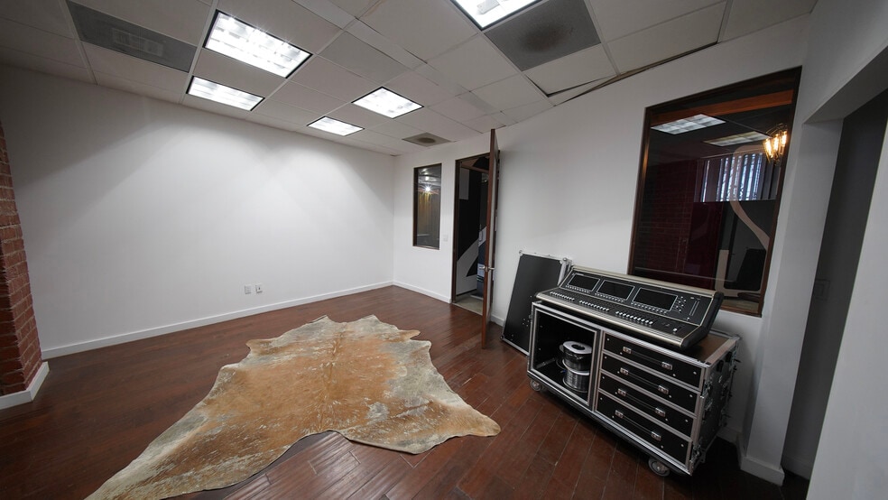 More Photos Of 4055-4057 E 52nd St, Maywood Office For Sale