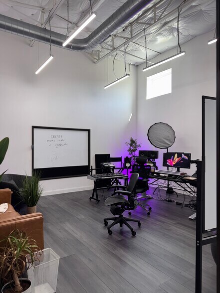 More Photos Of 2266-2268 Monitor St, Dallas Showroom For Lease