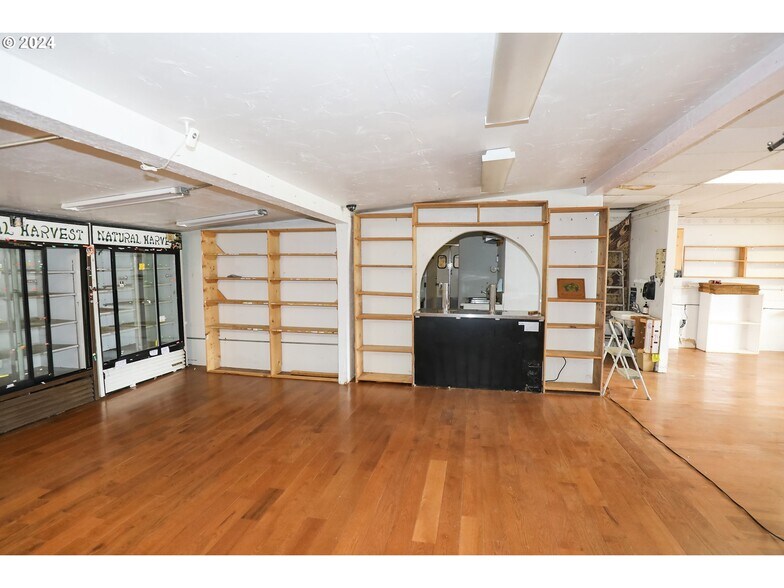 More Photos Of 501 NW Douglas Blvd, Winston General Retail For Sale