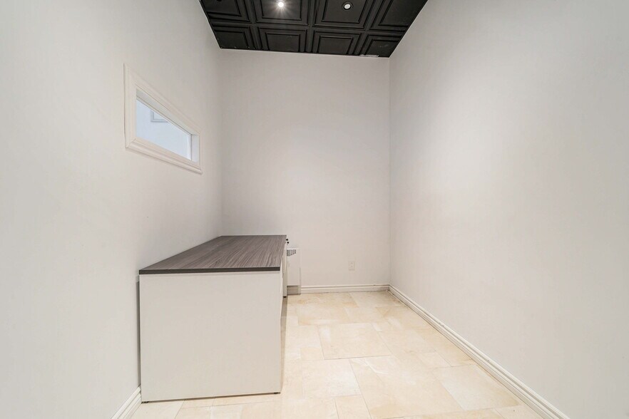 More Photos Of 4811-4819 Boul Saint-Charles, Montréal General Retail For Lease