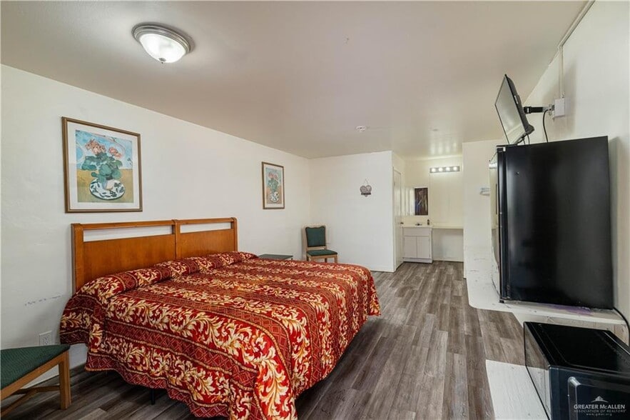 More Photos Of 2418 S Cage Blvd, Pharr Hotel For Sale